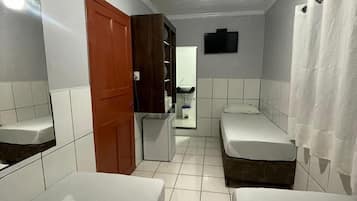 Quarto triplo | Frigobar, Wi-Fi de cortesia