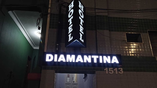 A hotel entrance with a sign reading "HOTEL DIAMANTINA" and the number "1513" above the door. - Hotel Diamantina Av. Brigadeiro Bela Vista SP (São Paulo)