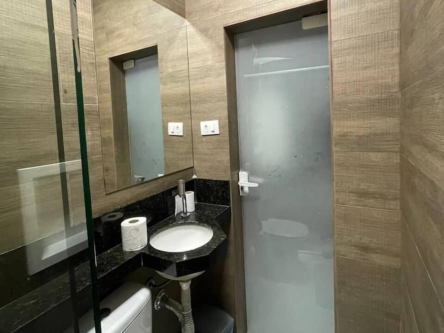 Quarto quádruplo | Banheiro | Chuveiro, produtos de toalete grátis, toalhas de banho