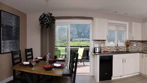 Suite, 3 Schlafzimmer (Ambrosia) | Essbereich im Zimmer