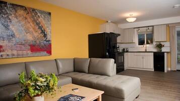 Suite, 3 Schlafzimmer (Coronation) | Wohnzimmer | 55-Zoll-Flachbildfernseher mit Kabelempfang, Fernseher