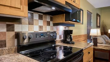 Frigorífico grande, microondas, horno y placa de cocina