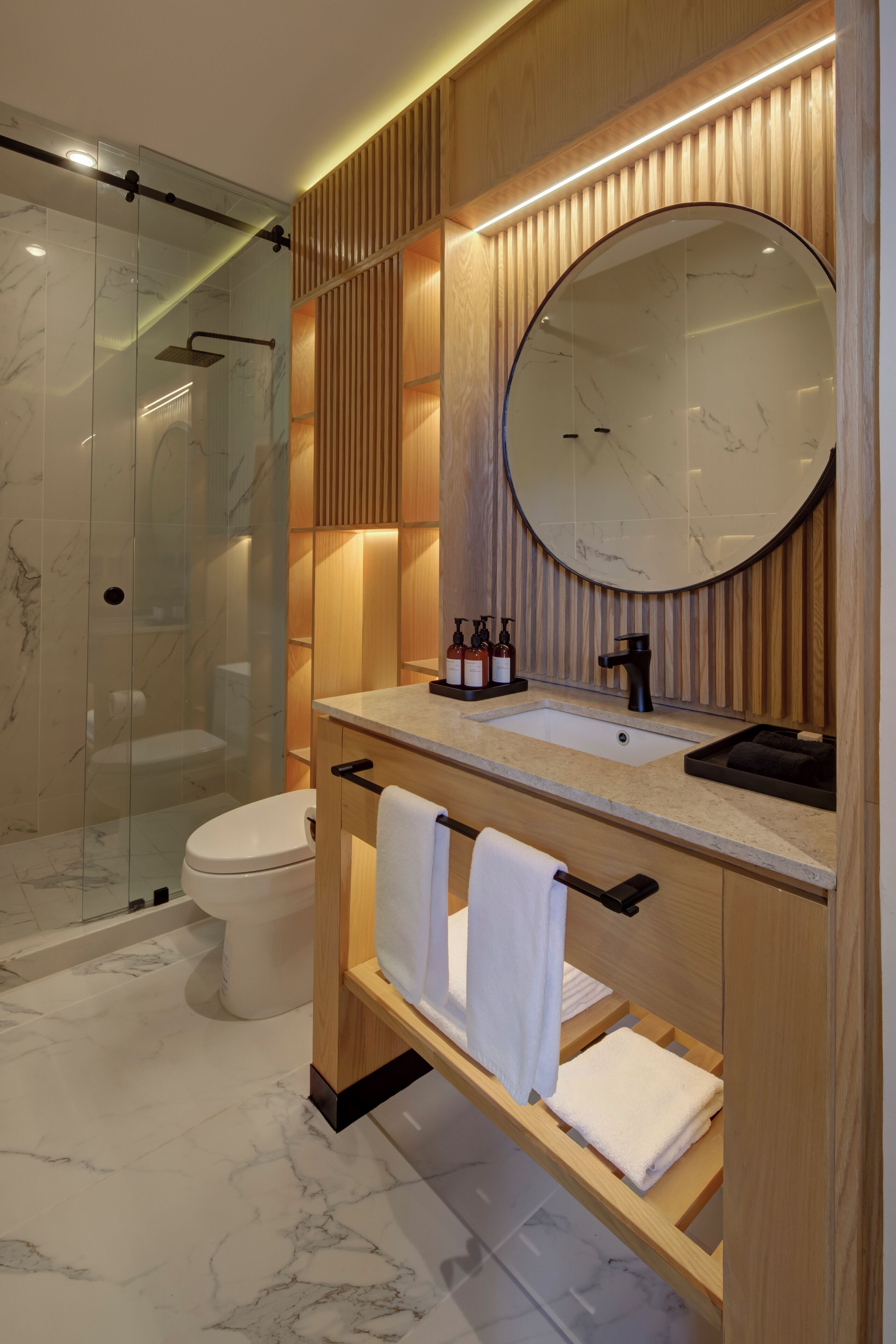 design double room | bathroom | shower, hydromassage showerhead, free toiletries, hair dryer