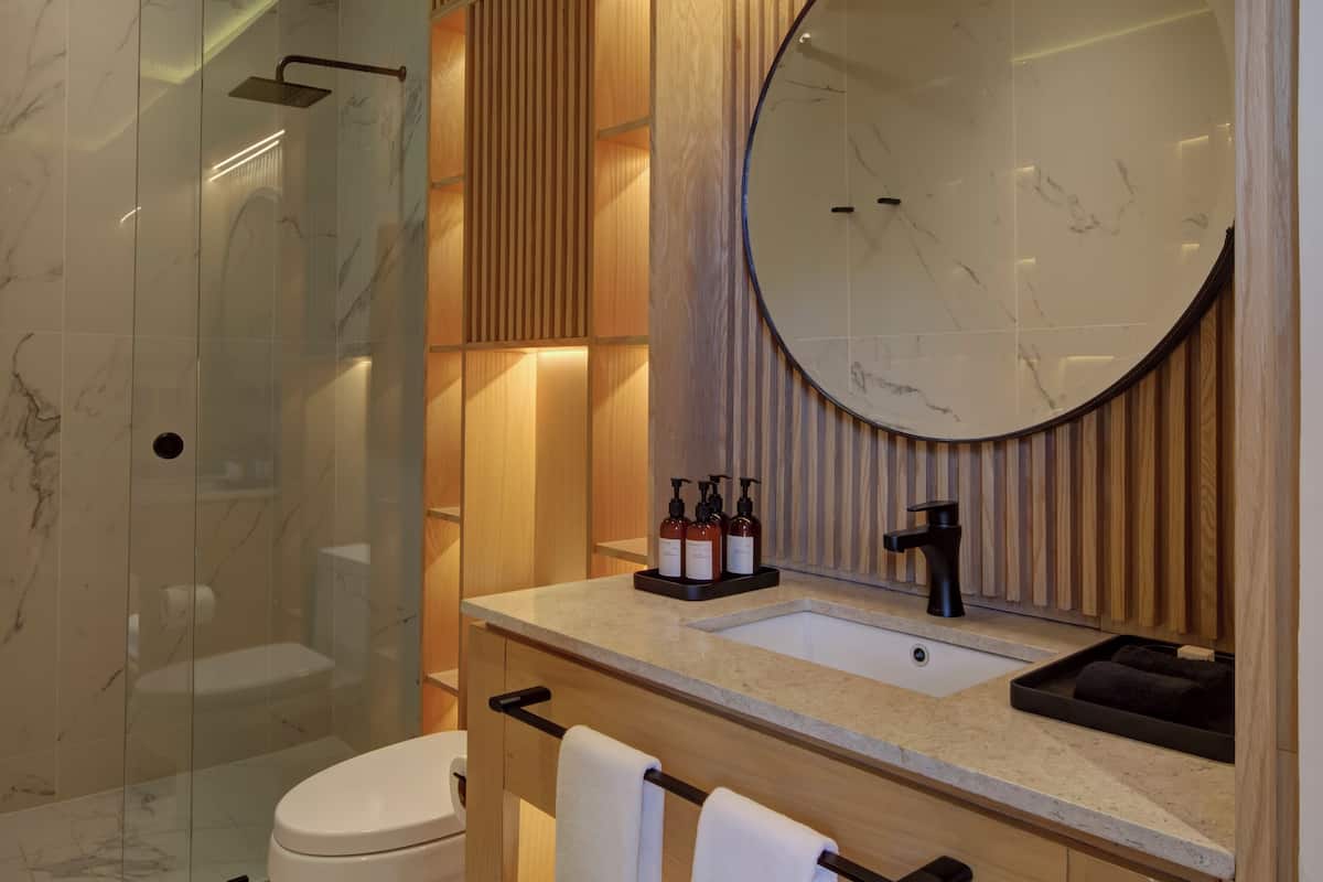 design double room | bathroom | shower, hydromassage showerhead, free toiletries, hair dryer
