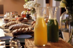 Daily cooked-to-order breakfast (USD 10 per person)