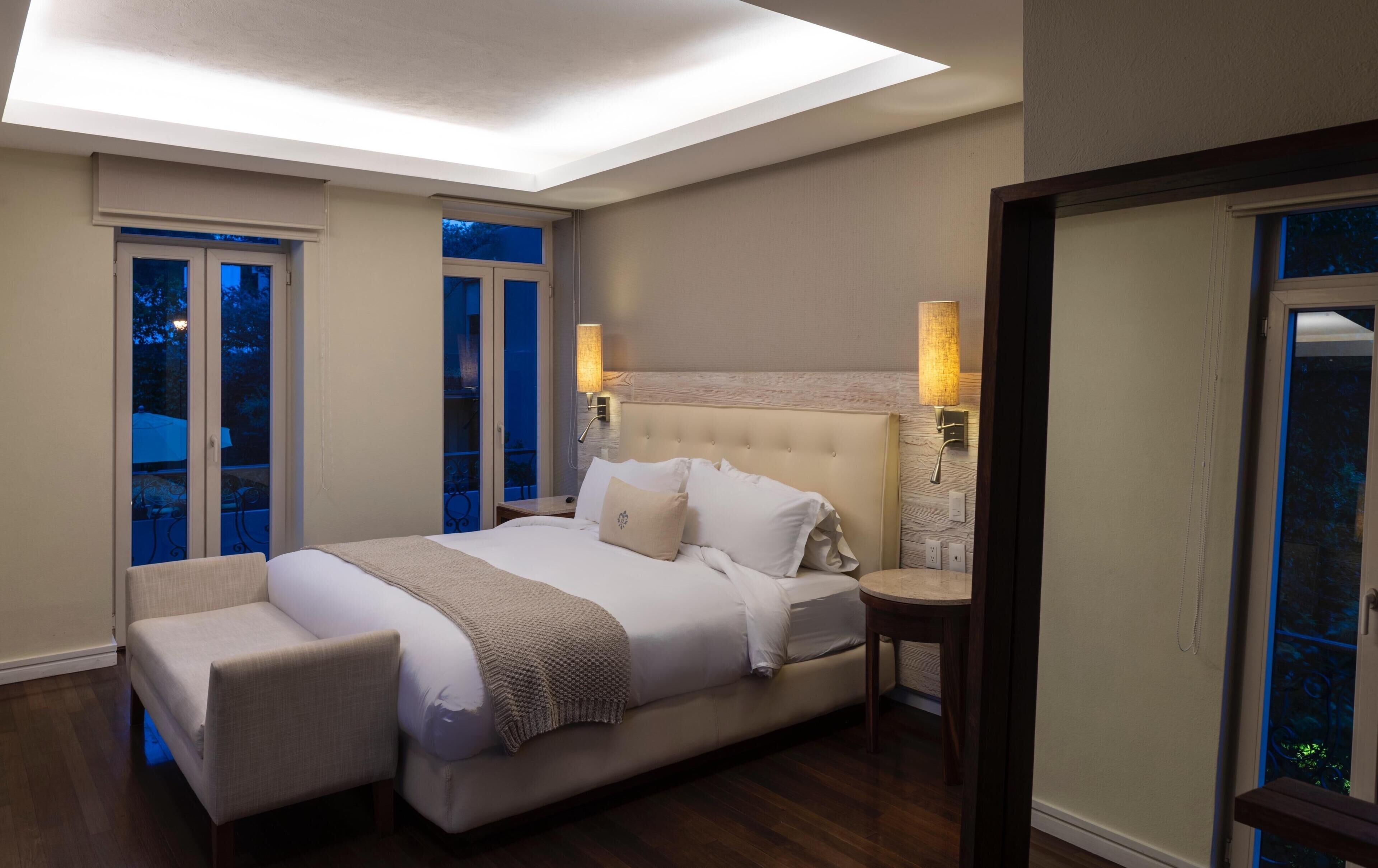 1 bedroom, Egyptian cotton sheets, premium bedding, down comforters