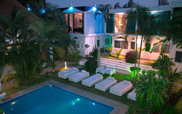 Una piscina al aire libre