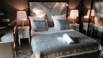 Minibar, pengeskab på værelset, skrivebord, mørklægningsgardiner