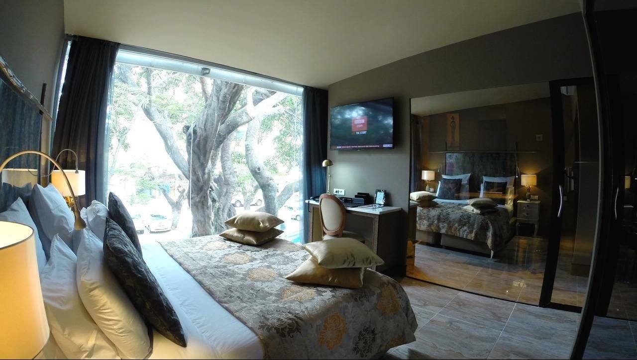 Suite Luxe | Minibar, coffres-forts dans les chambres, bureau, rideaux occultants