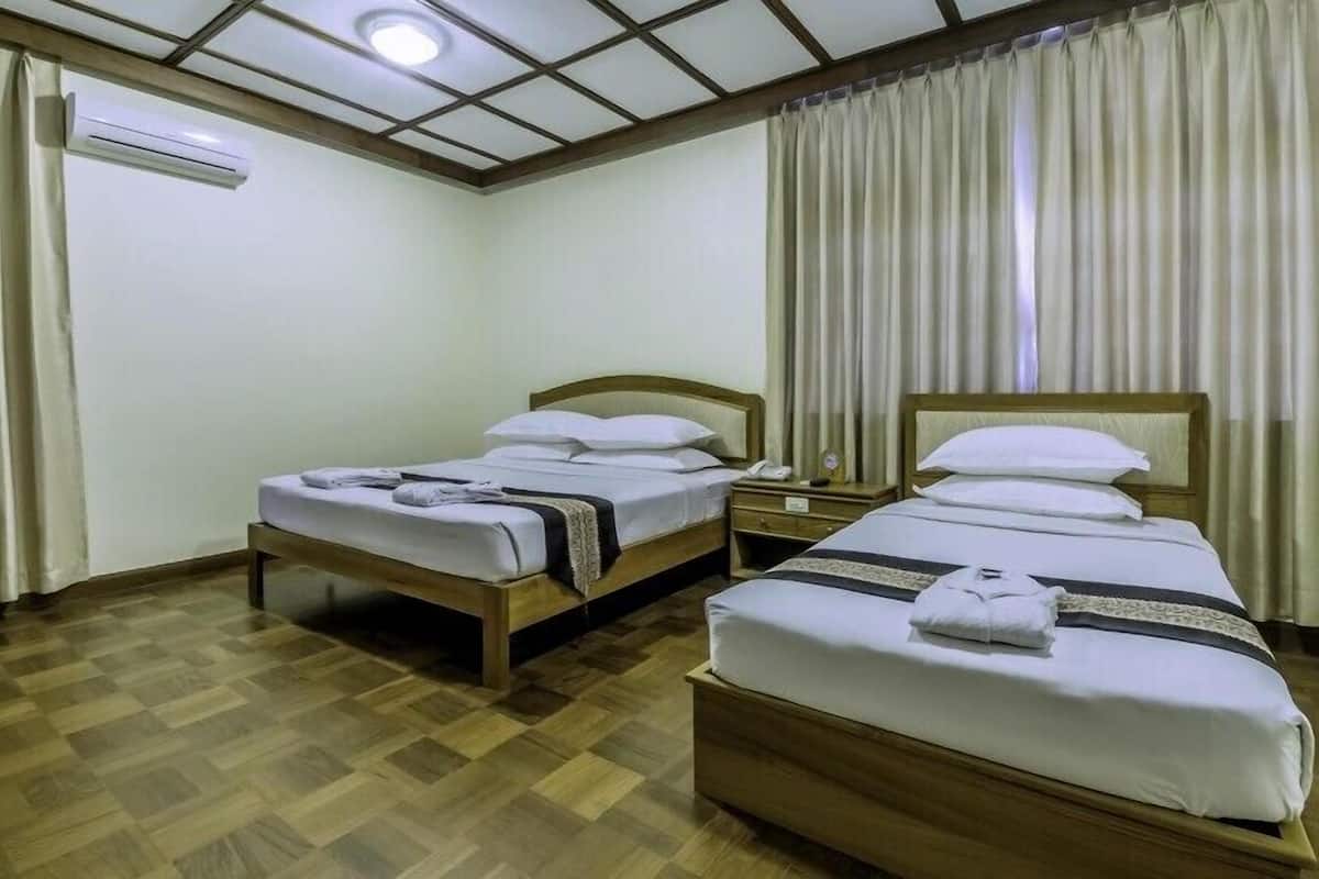 Family Room | Minibar, desk, iron/ironing board (on request), WiFi (free)