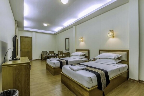 Minibar, desk, iron/ironing board, free WiFi - Hotel Inya (Yangon)