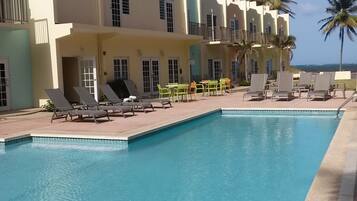 Außenpool, Liegestühle