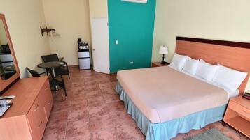 Verdunkelungsvorhänge, Bügeleisen/Bügelbrett, Bettwäsche