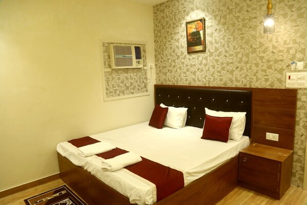 Superior Room | Individually decorated, individually furnished, soundproofing, free WiFi - Pyrenees Homestay (Agra)