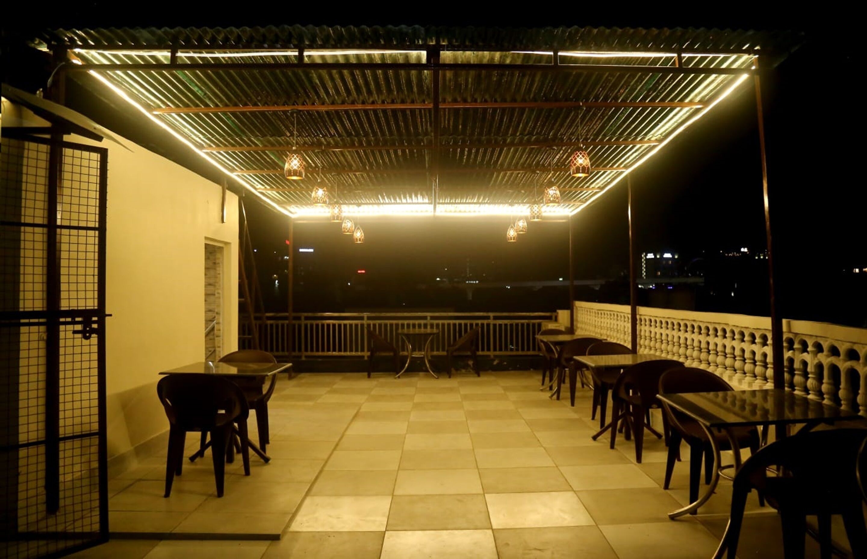 Full-sized fridge, stovetop, toaster, rice cooker