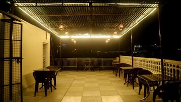 Full-sized fridge, stovetop, toaster, rice cooker