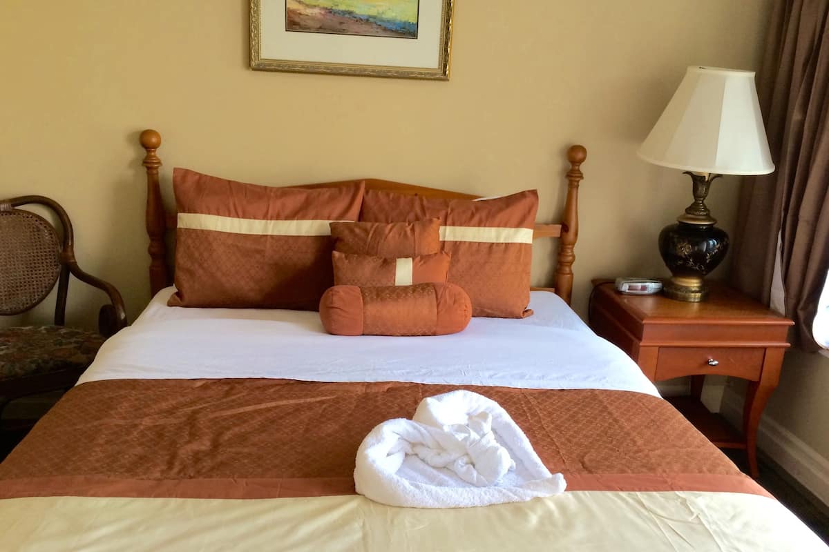 Standard Room, 1 Queen Bed | Iron/ironing board (on request), WiFi (free)