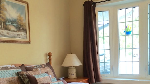 Standard Room, 1 Queen Bed | Iron/ironing board (on request), WiFi (free)
