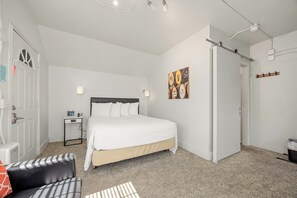 Basic Single Room, 1 Queen Bed with Sofa bed, Refrigerator & Microwave | Free WiFi, bed sheets - Deep Water Inn (Chelan)