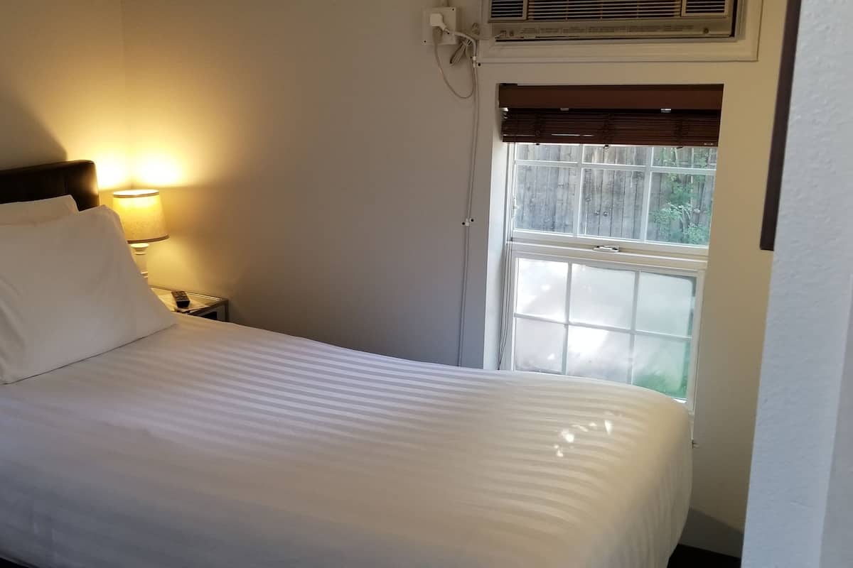 Habitación, frigorífico y microondas | Wifi gratis y ropa de cama