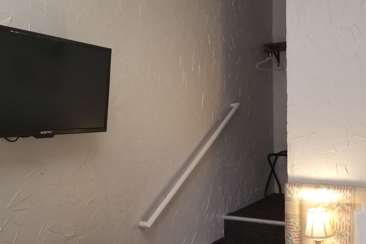 Habitación clásica, 2 camas de matrimonio, frigorífico y microondas | Wifi gratis y ropa de cama