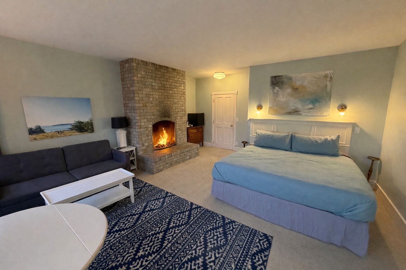 Chambre, 1 très grand lit | Fer et planche à repasser, accès au Wi-Fi (inclus), literie fournie