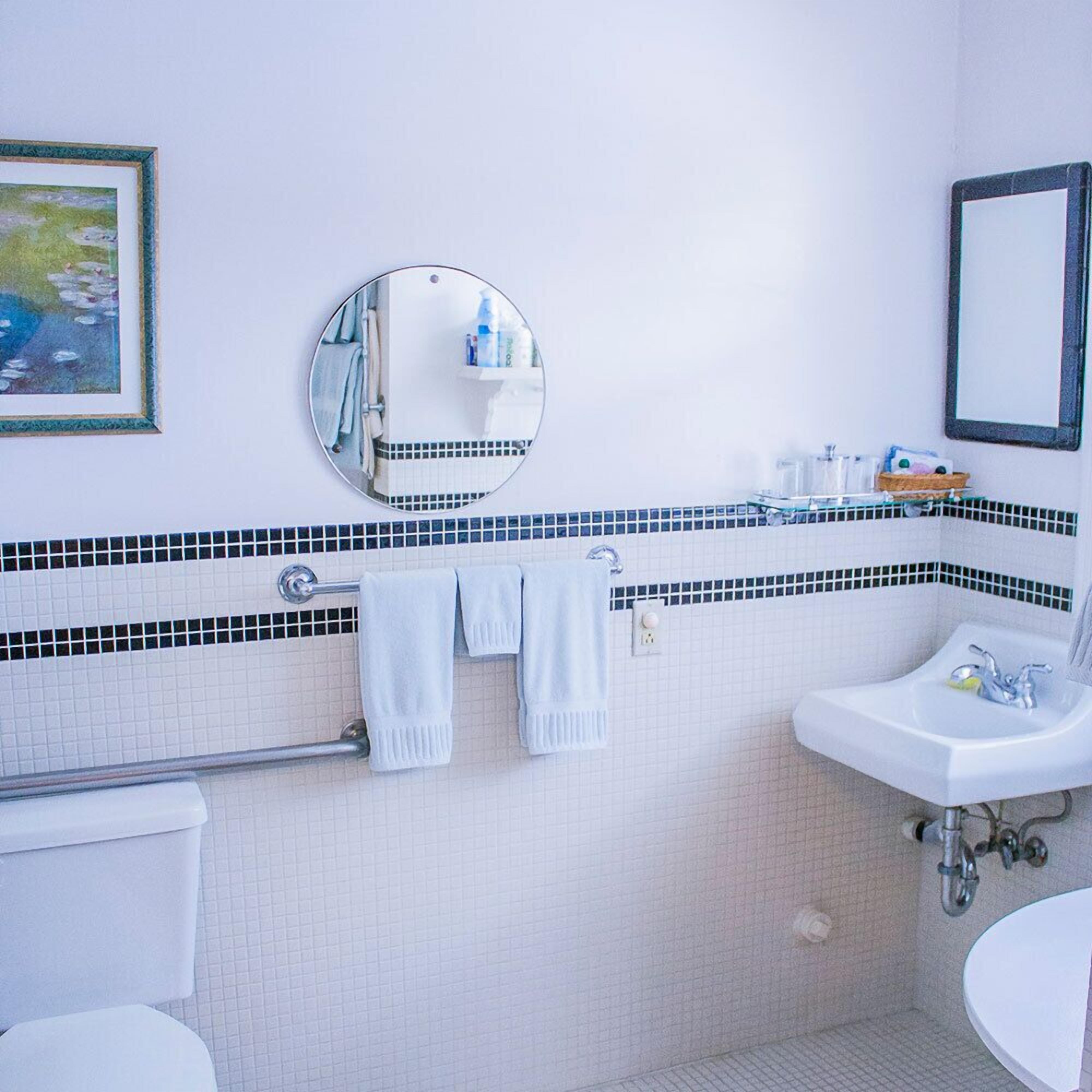 combined shower/bathtub, deep-soaking bathtub, free toiletries