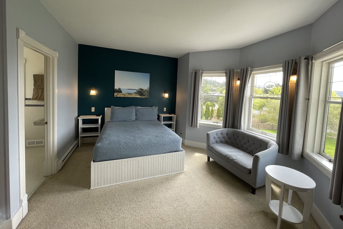 ROOM SEVEN | 1 bedroom, iron/ironing board, free WiFi, bed sheets