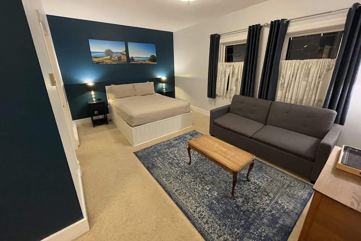 ROOM THREE | 1 bedroom, iron/ironing board, free WiFi, bed sheets