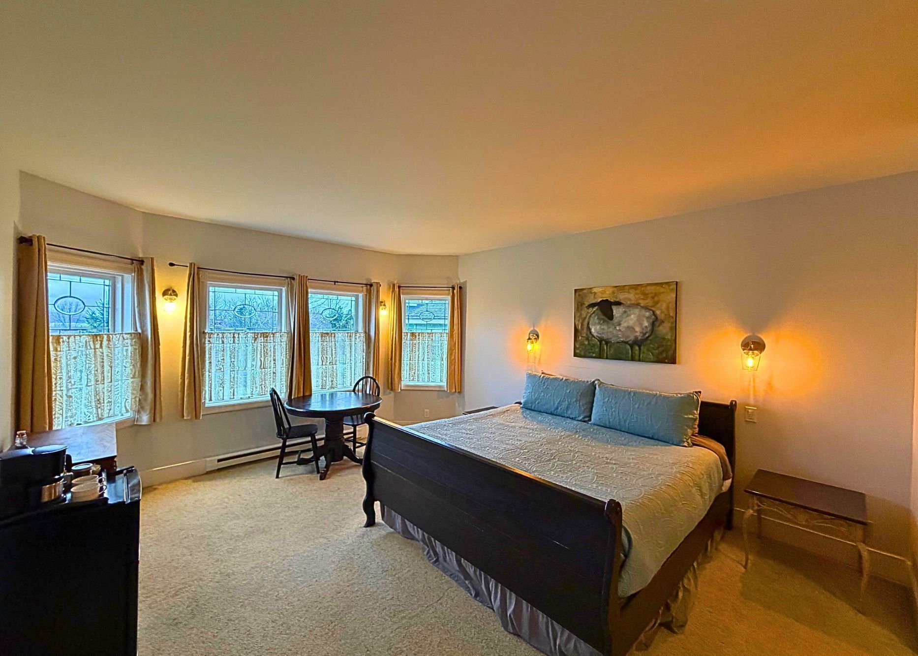 Habitación cuádruple, 1 cama King size | Tabla de planchar con plancha, wifi gratis y ropa de cama 