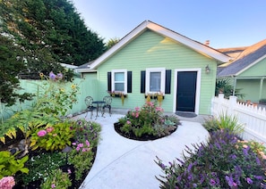 COTTAGE ONE | Iron/ironing board, free WiFi, bed sheets - The Edenwild Boutique Inn (Lopez Island)
