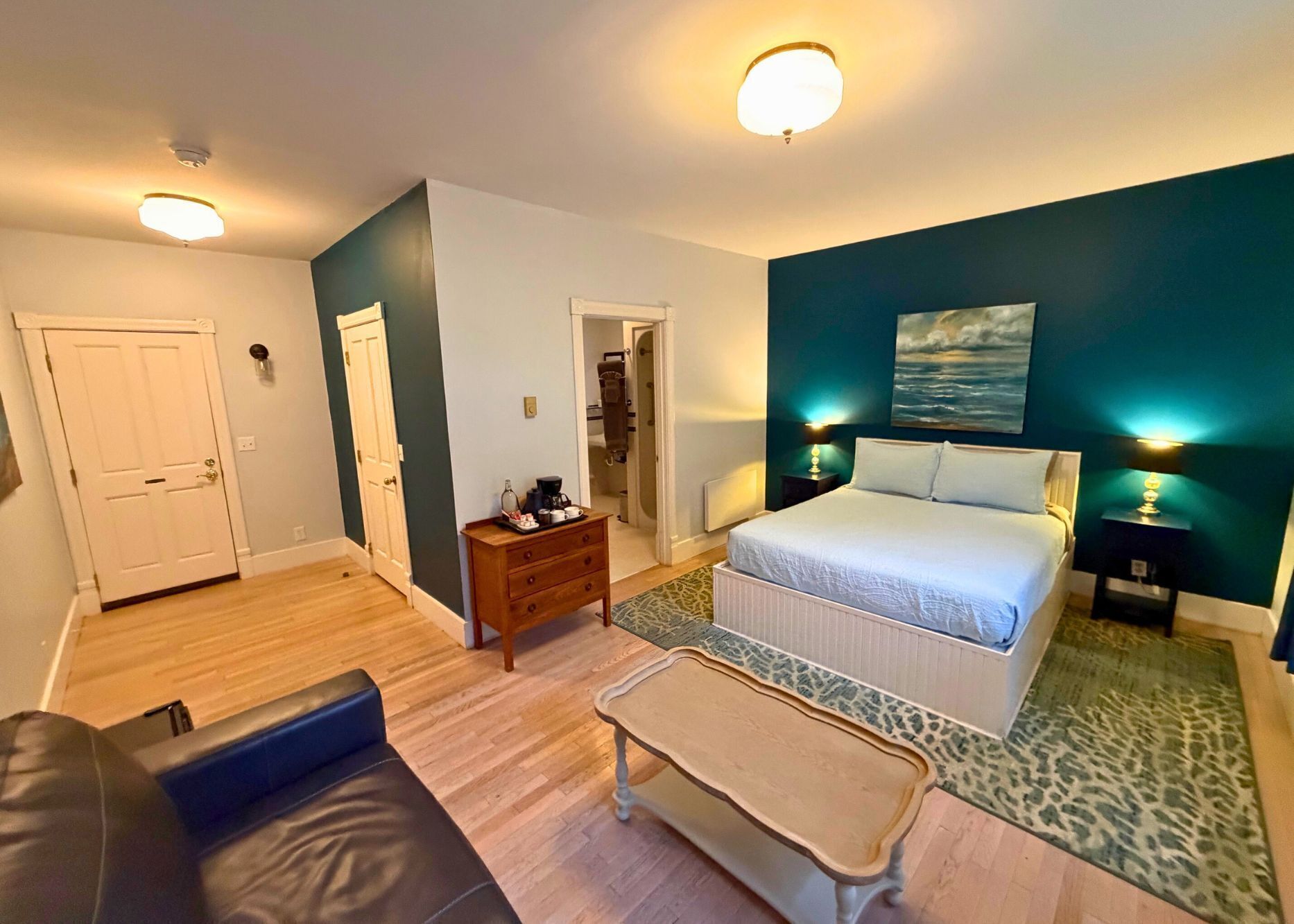 Chambre, 1 grand lit | Fer et planche à repasser, accès au Wi-Fi (inclus), literie fournie