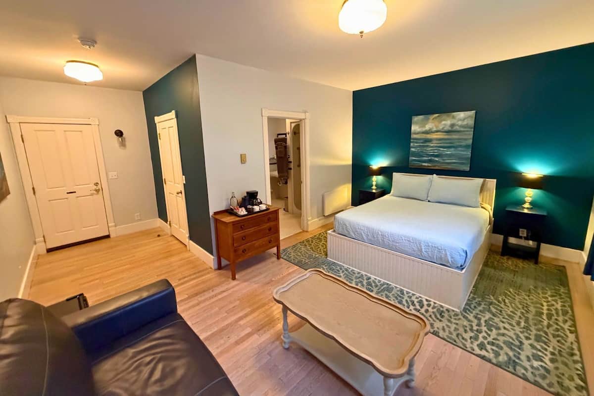 ROOM THREE | Iron/ironing board, WiFi (free), bed sheets
