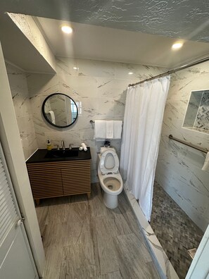 Deluxe Cottage | Bathroom | Hair dryer, towels - Breezy Palms Resort (Islamorada)