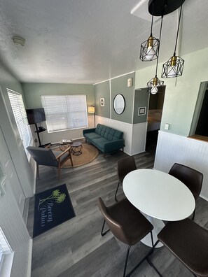 Deluxe Bungalow | Living area | TV - Breezy Palms Resort (Islamorada)