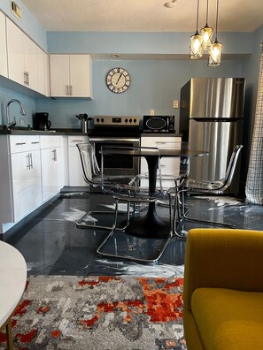 Full-size fridge, microwave, coffee/tea maker, cookware/dishes/utensils - Breezy Palms Resort (Islamorada)