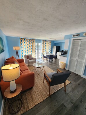 Standard Room, 1 Bedroom, Kitchen, Pool View | Living area | TV