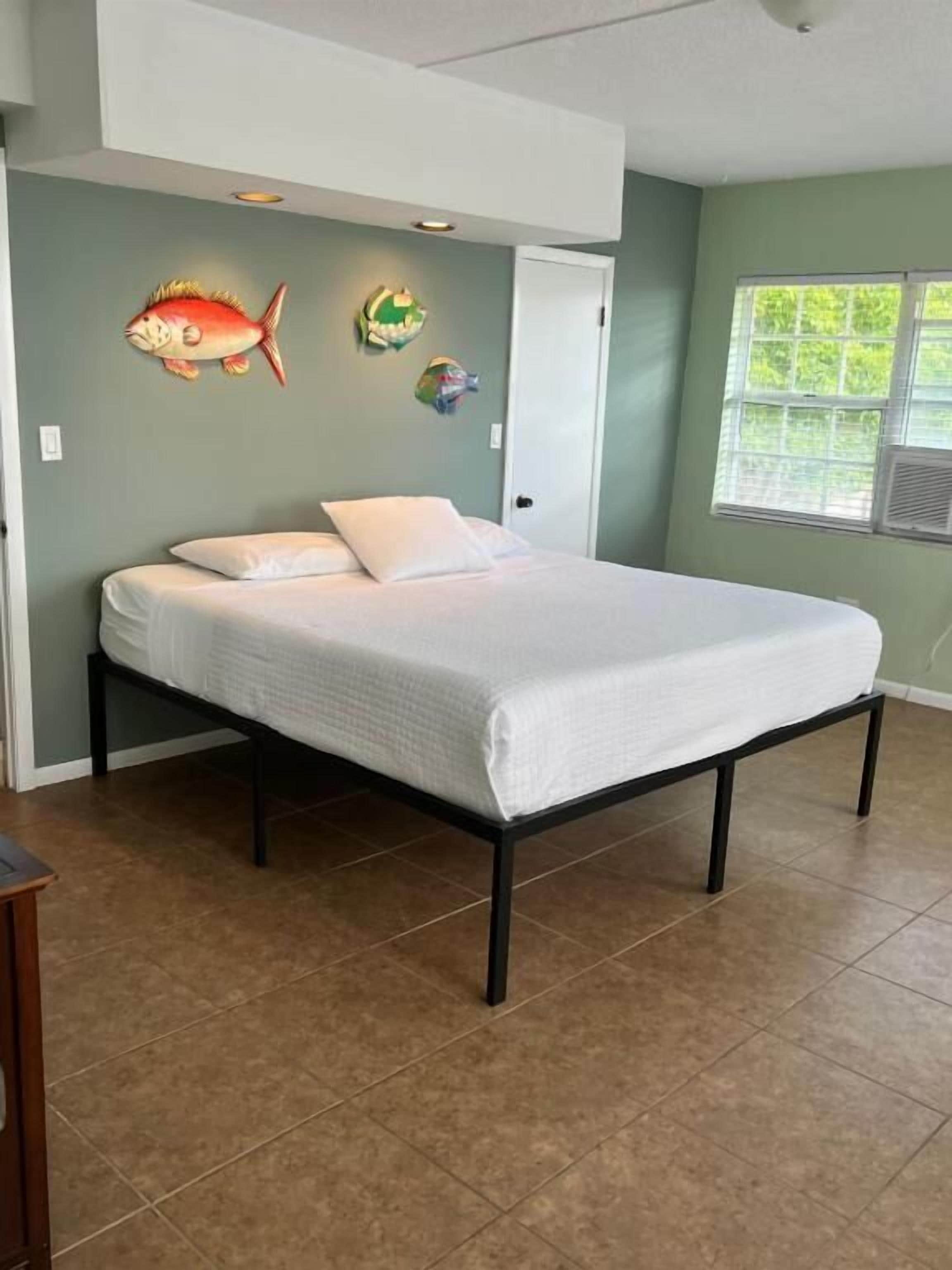 Une chambre à coucher avec un lit, une porte et une fenêtre.