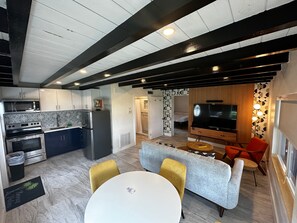 Deluxe Cottage | Living area | TV - Breezy Palms Resort (Islamorada)