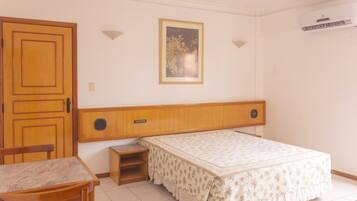 Frigobar, escrivaninha, Wi-Fi de cortesia, roupa de cama