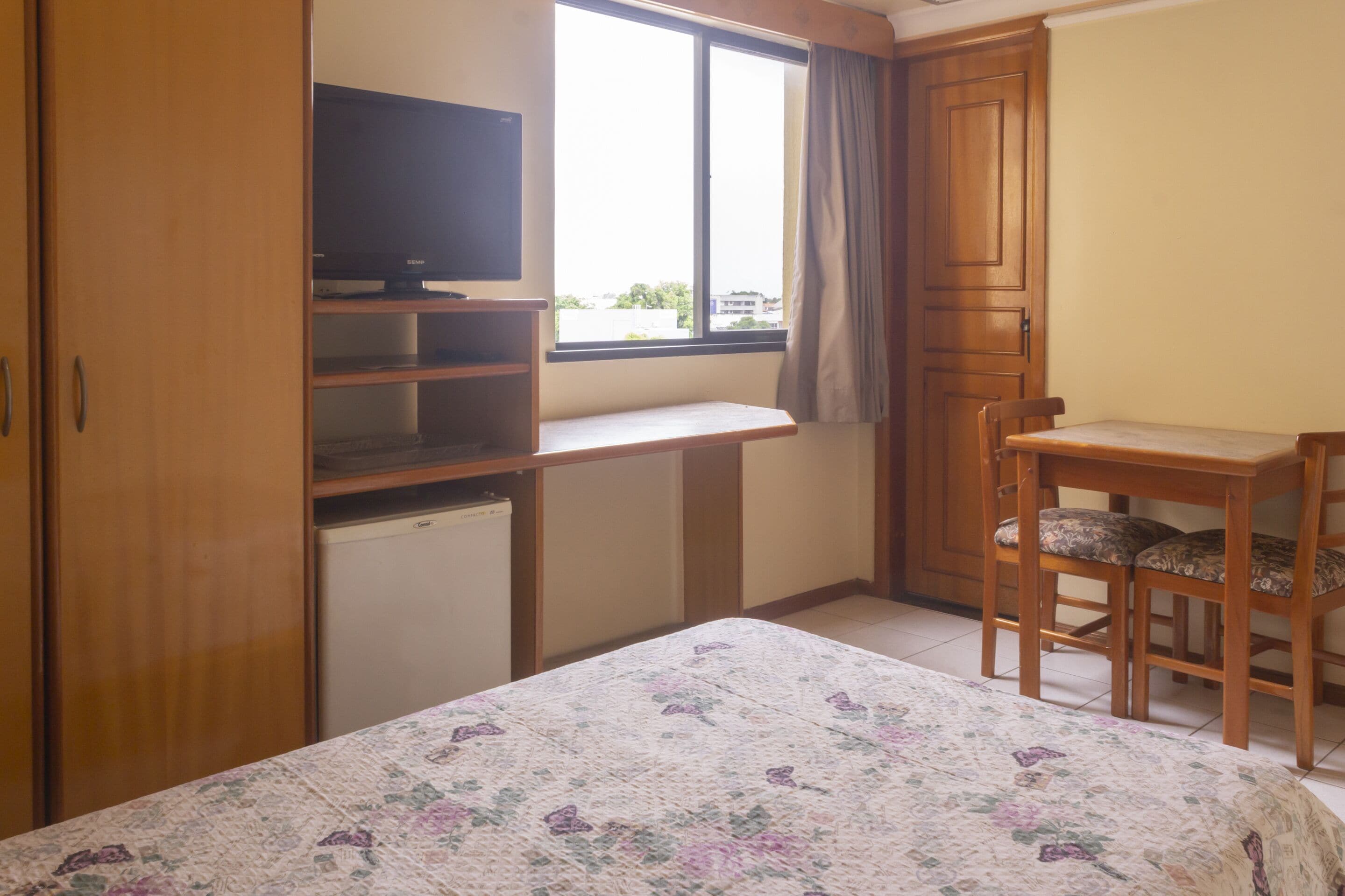 Minibar, escritorio, wifi gratis y ropa de cama 