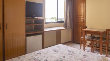 Minibar, escritorio, wifi gratis y ropa de cama