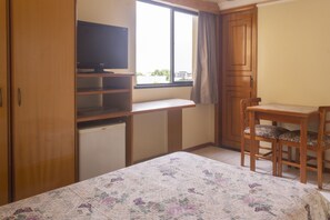 Minibar, escriptori, wifi gratuïta i roba de llit 