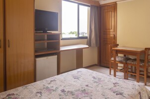 Minibar, escritorio, wifi gratis y ropa de cama 