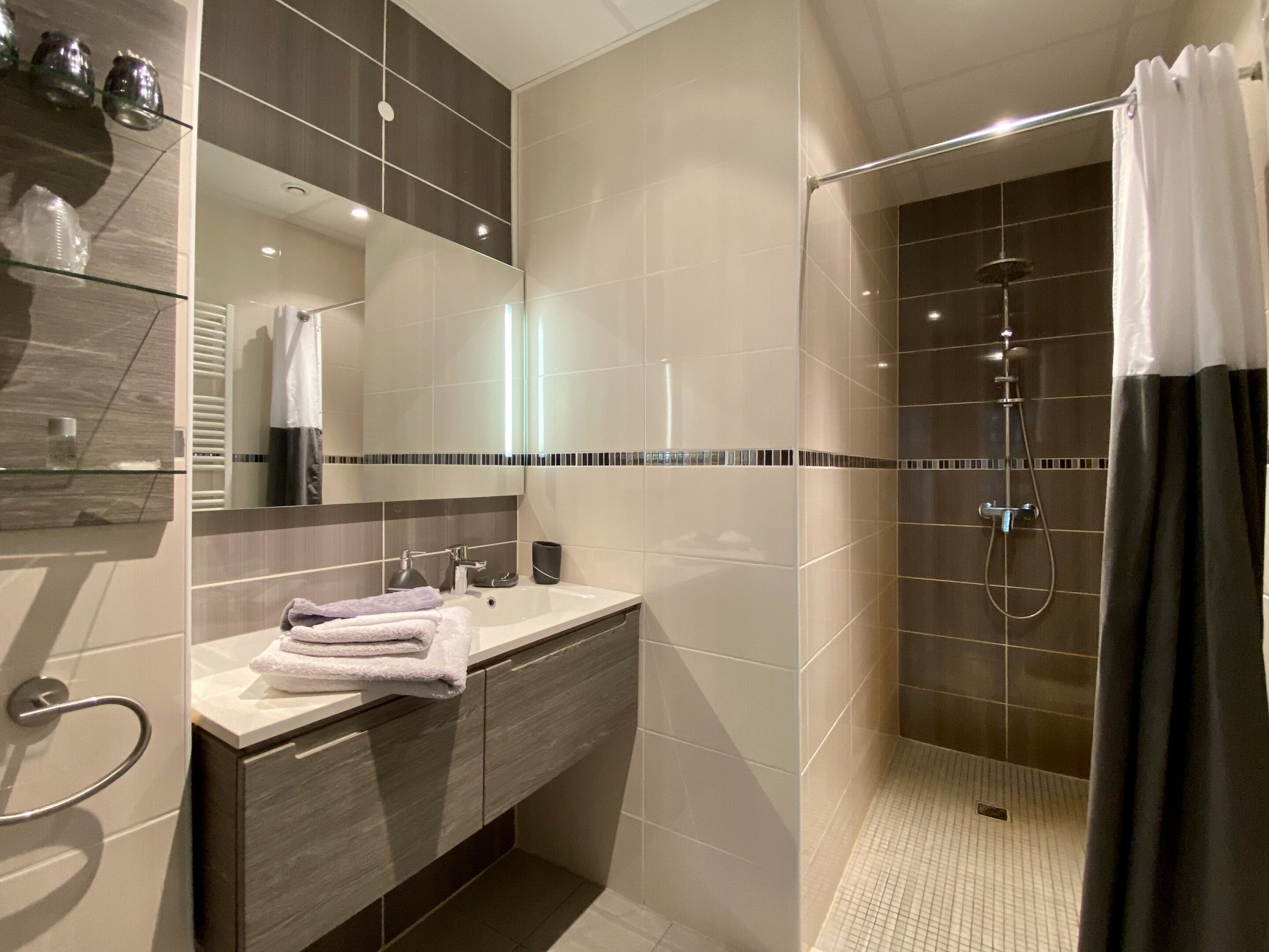 Chambre Double, salle de bains privée