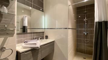 Chambre Double, salle de bains privée