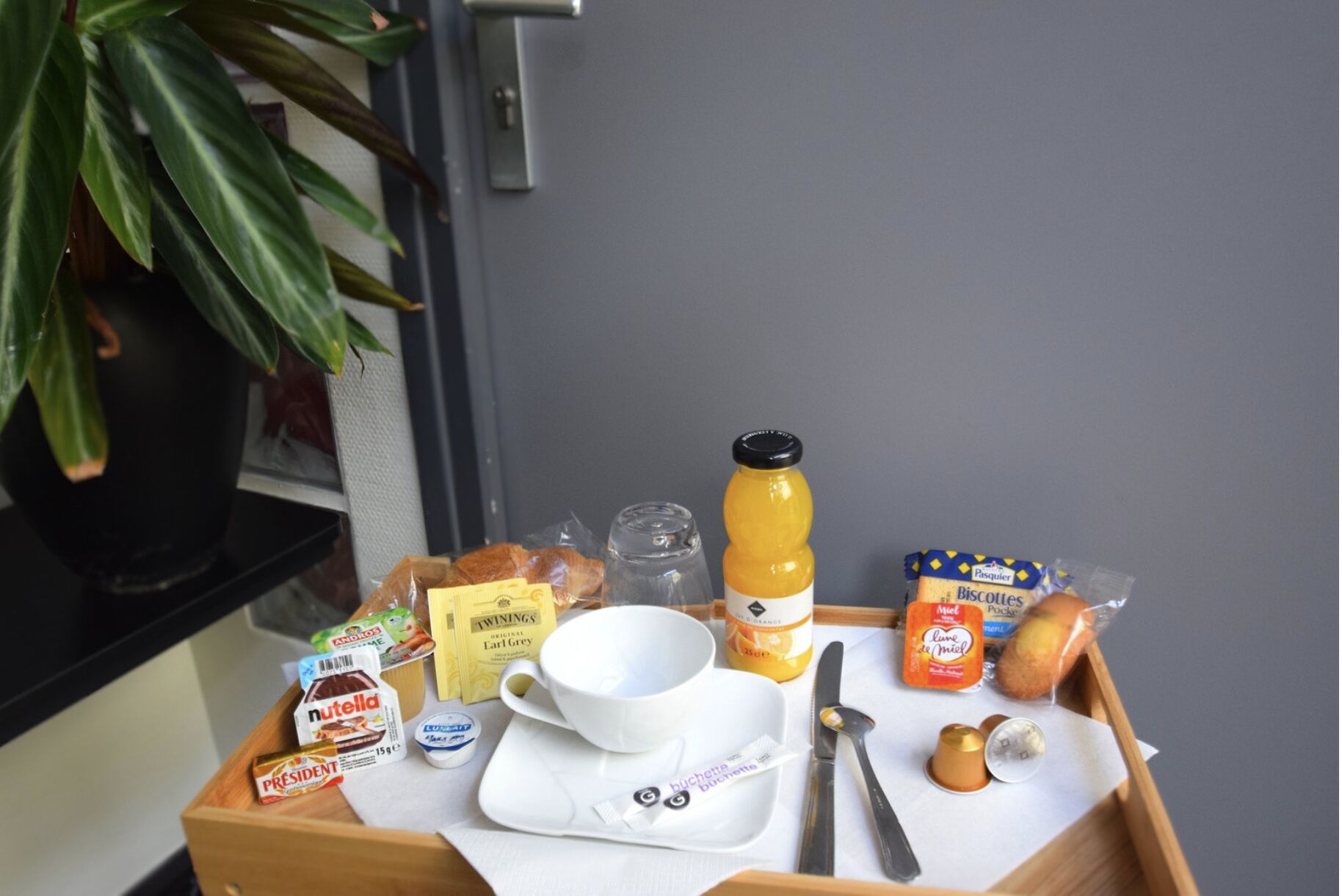 Un plateau de petit-déjeuner contenant divers aliments, une tasse et un couteau.
