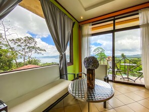 32-inch LED TV with satellite channels, TV - Arenal Garden Lodge (La Fortuna)