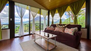 Apartment with Panoramic Views | Living room | 32-inch LED TV with satellite channels, TV