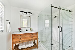 Traditional House, Ensuite (Farmhouse) | Bathroom - The Farmhouse Inn (Madison)